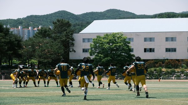 How Does UK Fashion Inspire Women's Personal Style Choices?